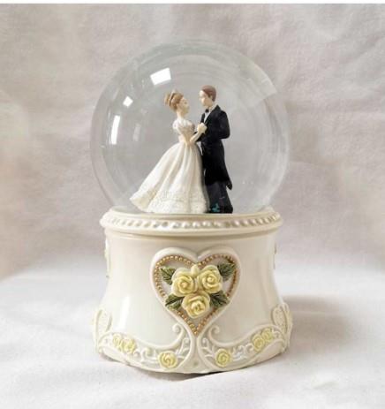 Musical  wedding globe